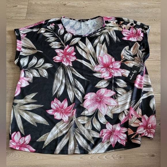 Lily Morgan Tops - Button detail t-shirt